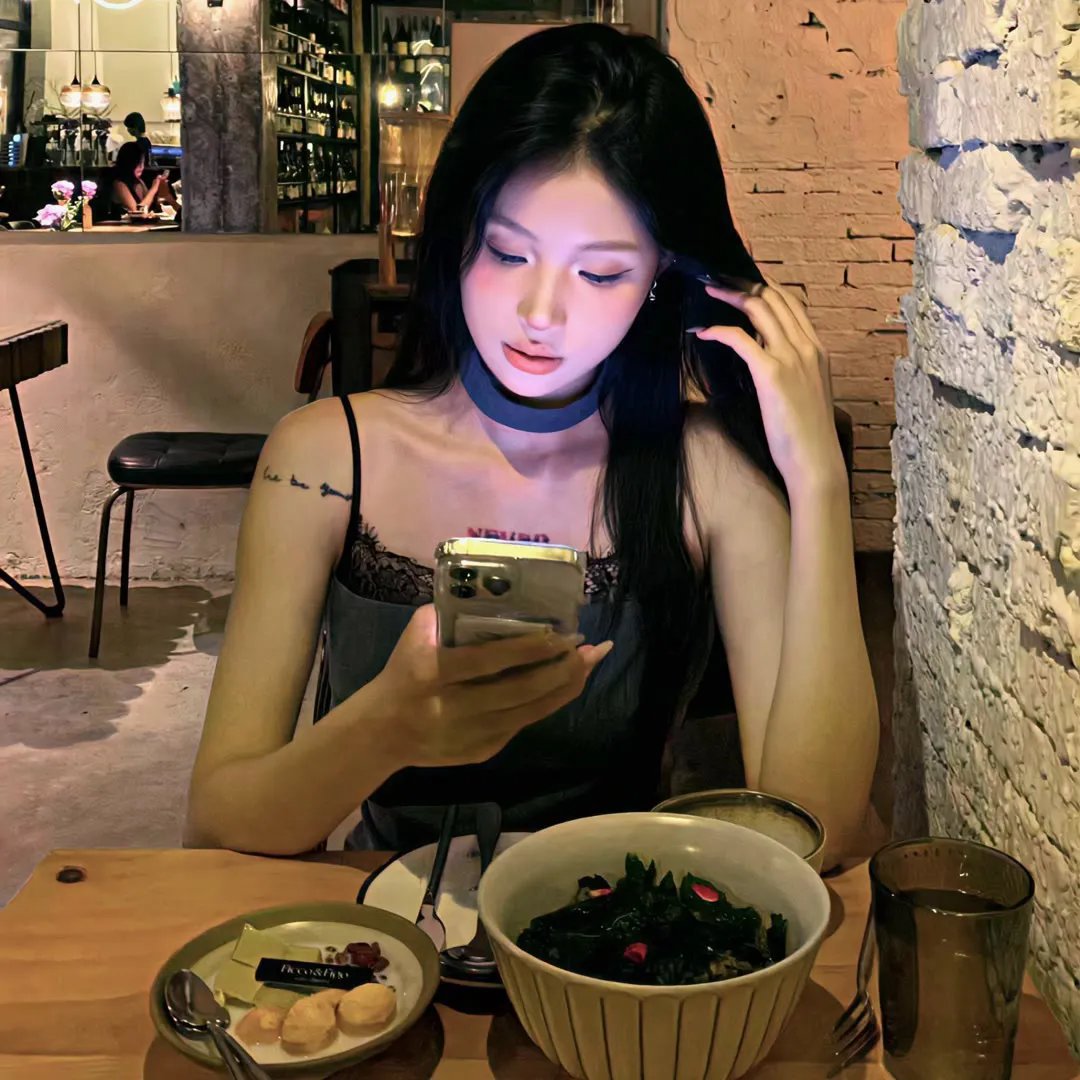 签约艺人罢演闹剧，导演当场摔剧本，短时间内持续发酵